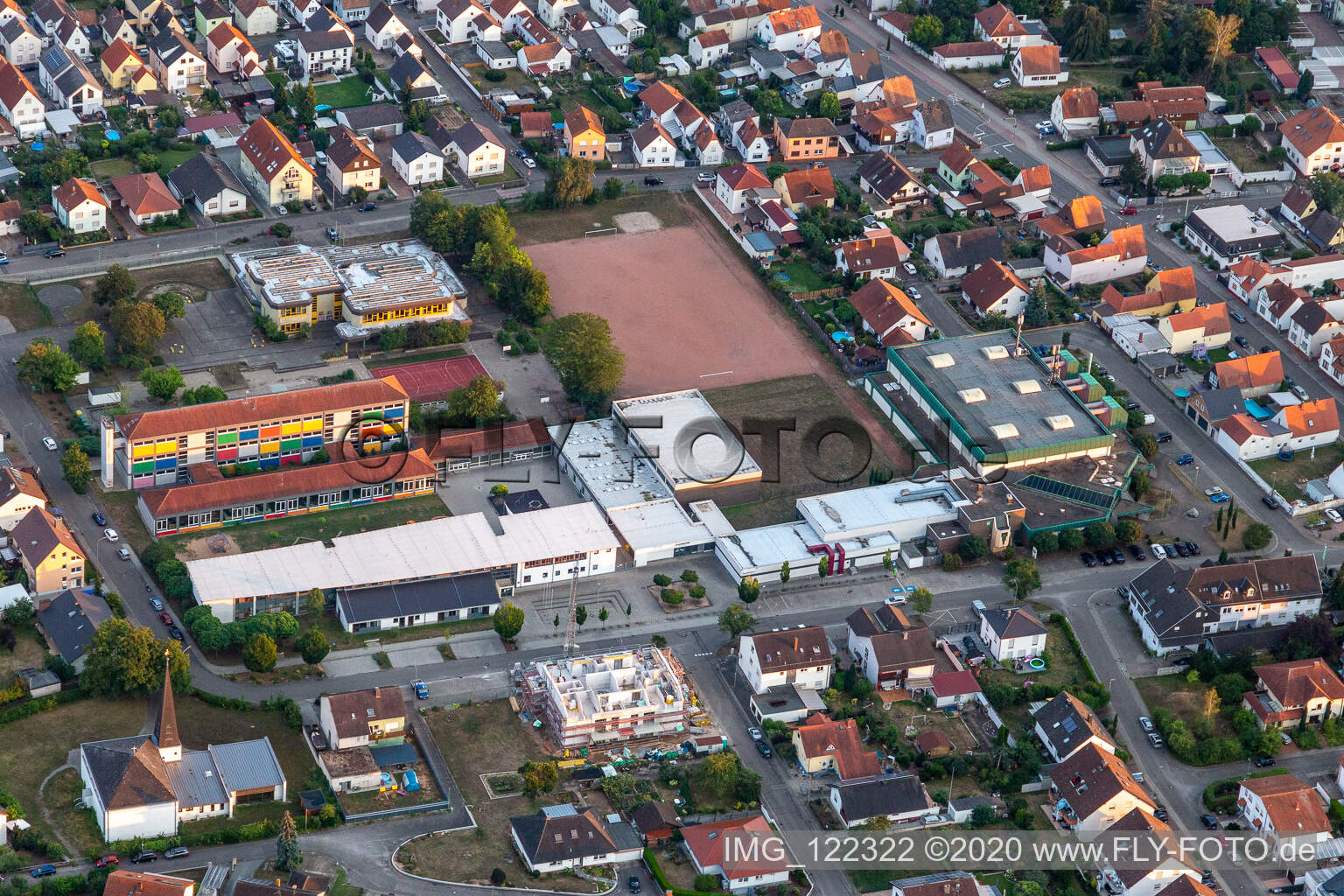 Vue aérienne de École primaire, collège plus et piscine couverte à Lingenfeld dans le département Rhénanie-Palatinat, Allemagne