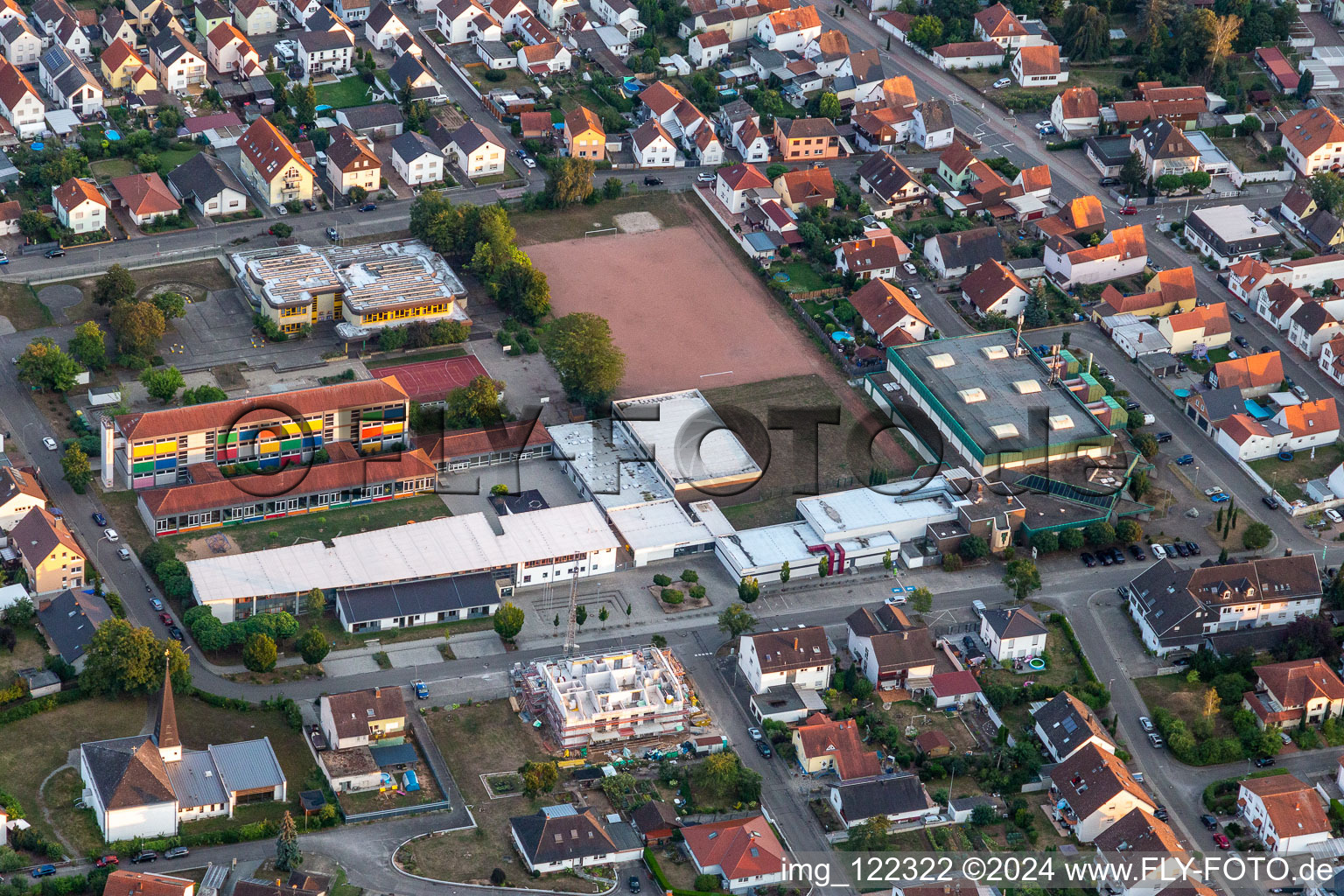 Vue aérienne de École primaire, collège plus et piscine couverte à Lingenfeld dans le département Rhénanie-Palatinat, Allemagne