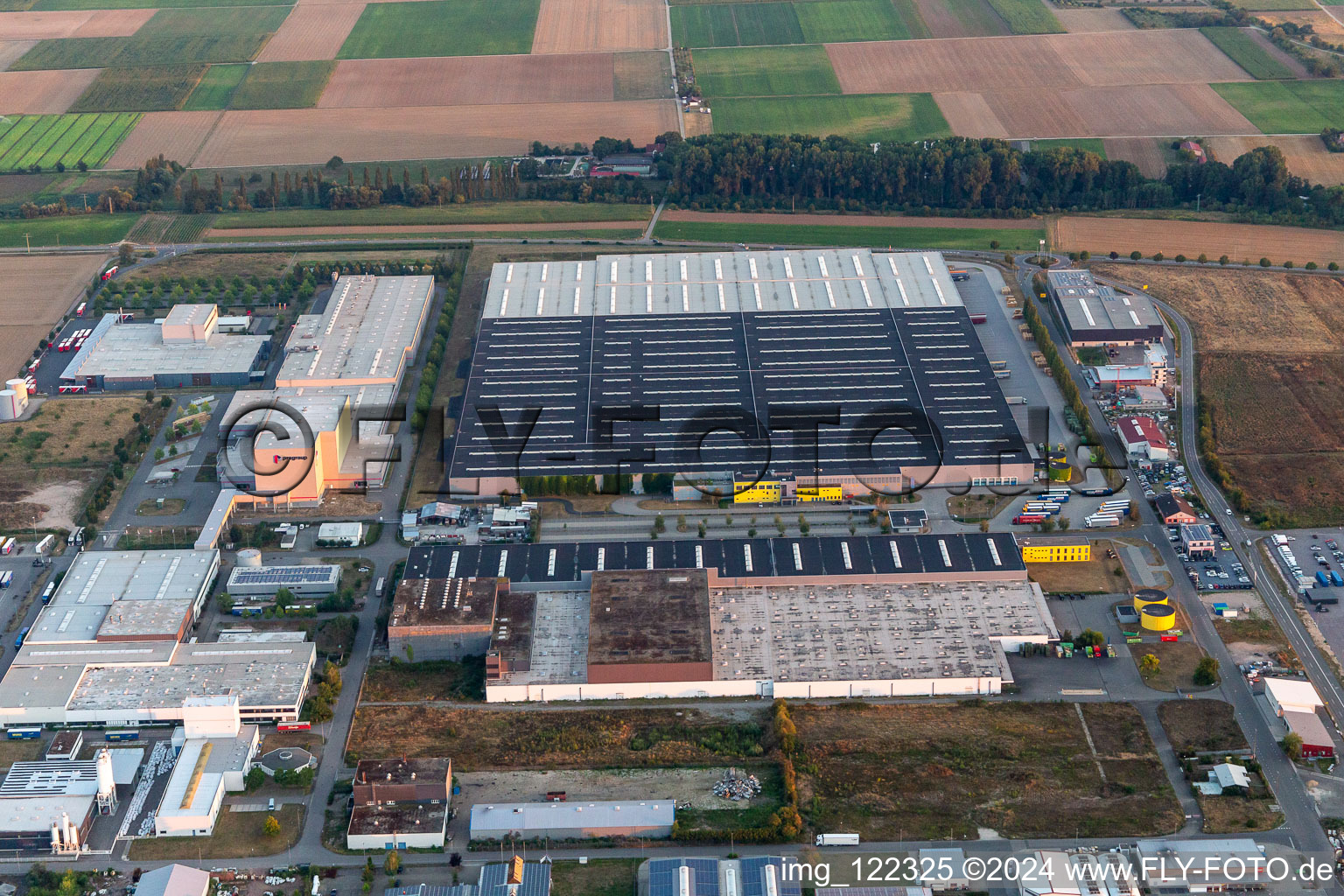 Vue aérienne de Centre logistique Mercedes Benz/Daimler à le quartier Offenbach in Offenbach an der Queich dans le département Rhénanie-Palatinat, Allemagne