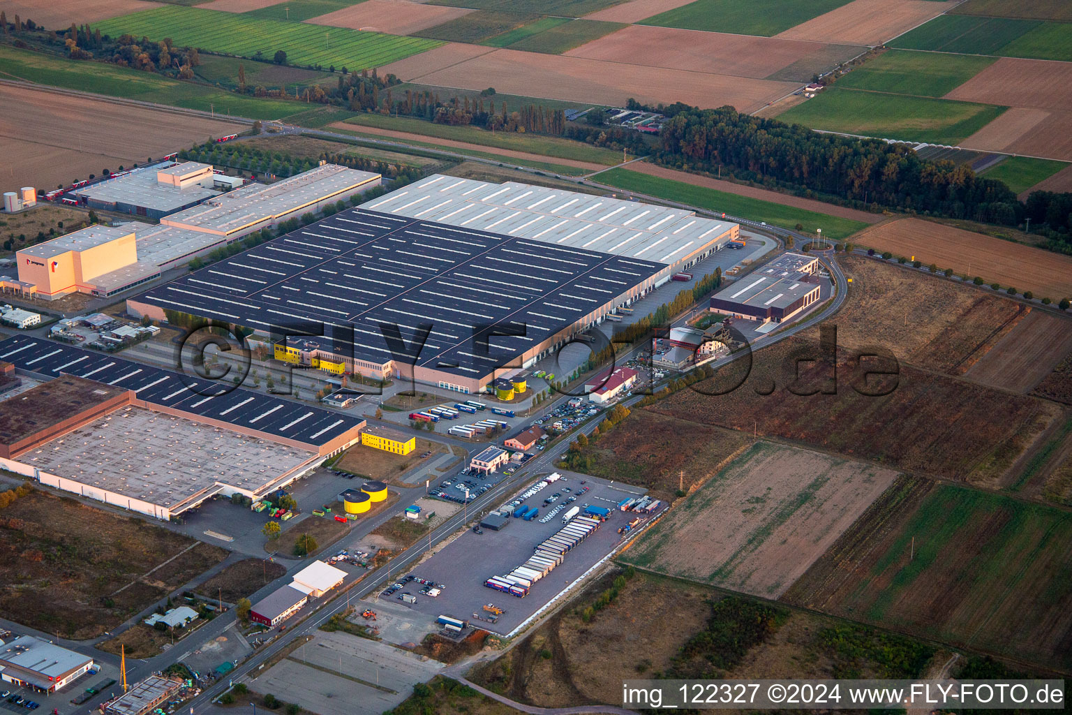 Complexe de bâtiments d'entrepôt à grande hauteur et centre logistique sur le site de l'entrepôt de pièces de rechange Mercedes Benz à le quartier Offenbach in Offenbach an der Queich dans le département Rhénanie-Palatinat, Allemagne d'en haut