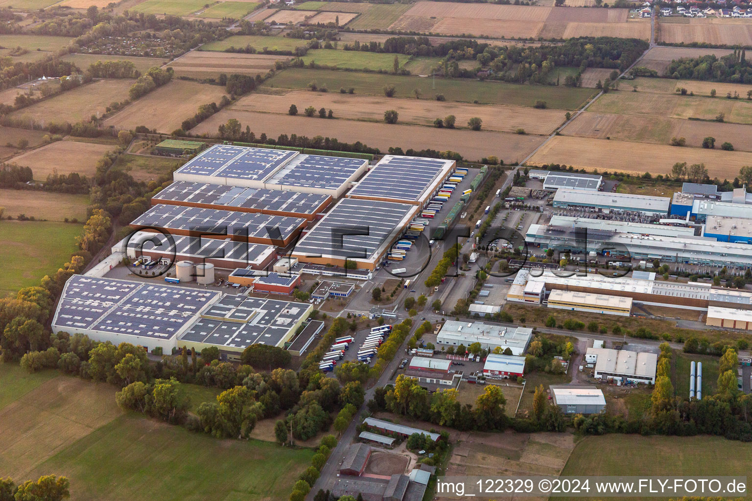 Vue oblique de Zone industrielle et commerciale Landau Ost avec Michelin Reifenwerke et APL Automobil-Prüftechnik Landau GmbH à Landau in der Pfalz dans le département Rhénanie-Palatinat, Allemagne