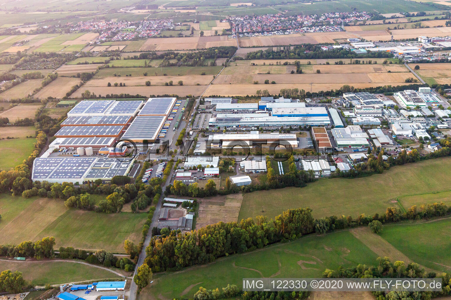 Vue aérienne de Zone industrielle de Landau Ost, usine de pneumatiques Michelin à le quartier Mörlheim in Landau in der Pfalz dans le département Rhénanie-Palatinat, Allemagne