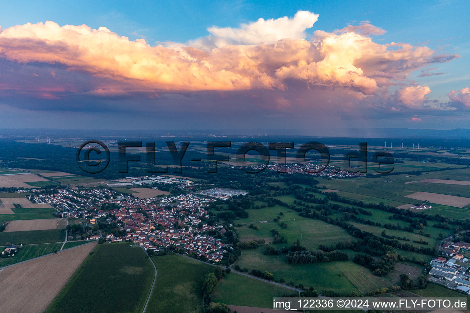 Vue aérienne de De la pluie sur le Rhin à Rohrbach dans le département Rhénanie-Palatinat, Allemagne