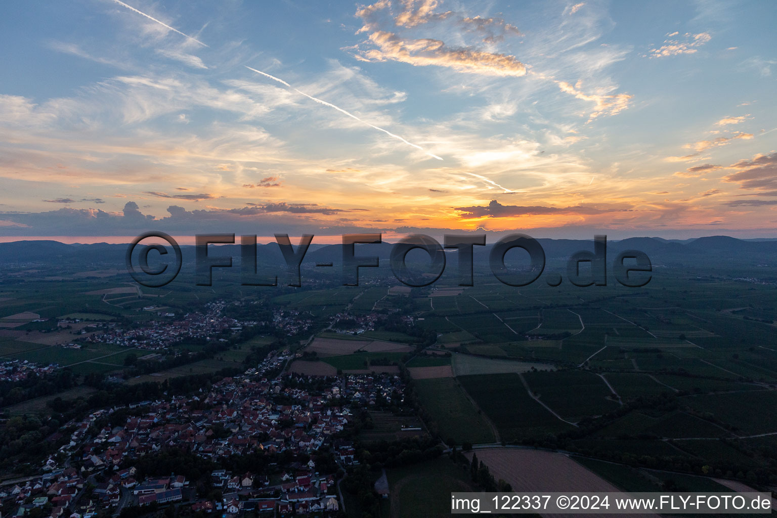 Vue aérienne de Coucher de soleil dans le sud du Palatinat à le quartier Mühlhofen in Billigheim-Ingenheim dans le département Rhénanie-Palatinat, Allemagne