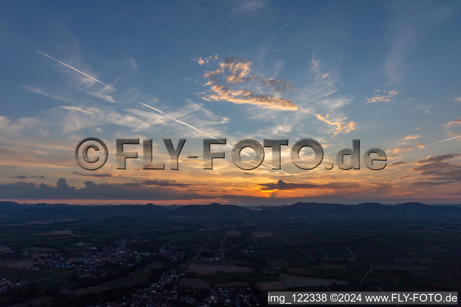 Vue aérienne de Coucher de soleil dans le sud du Palatinat à le quartier Mühlhofen in Billigheim-Ingenheim dans le département Rhénanie-Palatinat, Allemagne