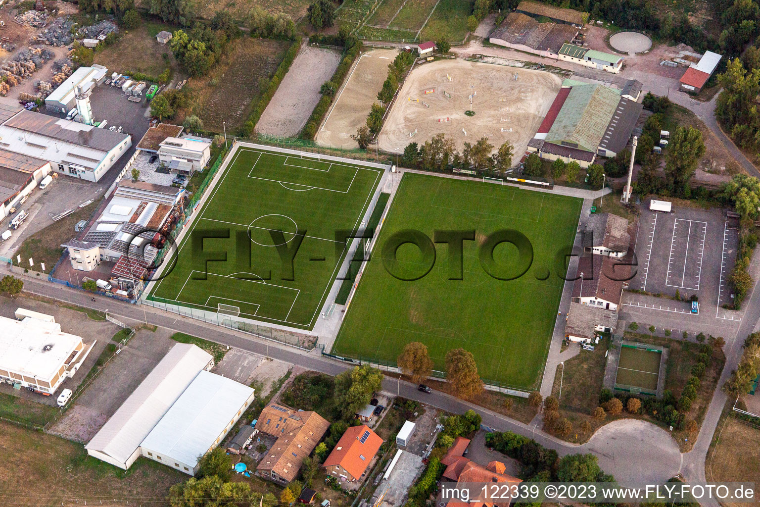 Vue aérienne de TSV Fortune à le quartier Billigheim in Billigheim-Ingenheim dans le département Rhénanie-Palatinat, Allemagne