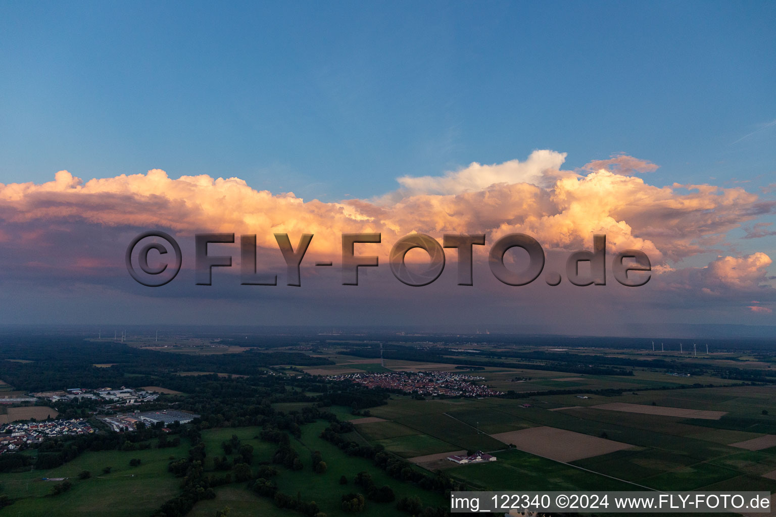 Vue aérienne de De la pluie sur le Rhin à Steinweiler dans le département Rhénanie-Palatinat, Allemagne