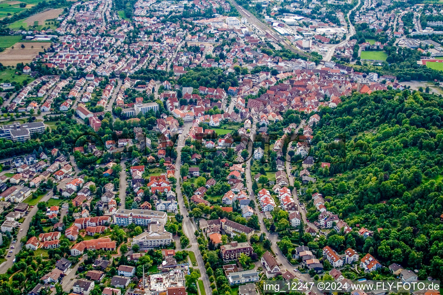 Vue aérienne de Hildrizhauser Straße depuis l'est à Herrenberg dans le département Bade-Wurtemberg, Allemagne