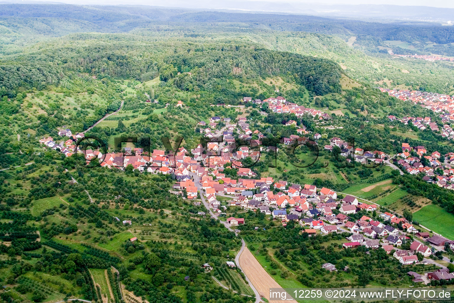 Vue aérienne de Vue des rues et des maisons des quartiers résidentiels à le quartier Mönchberg in Herrenberg dans le département Bade-Wurtemberg, Allemagne