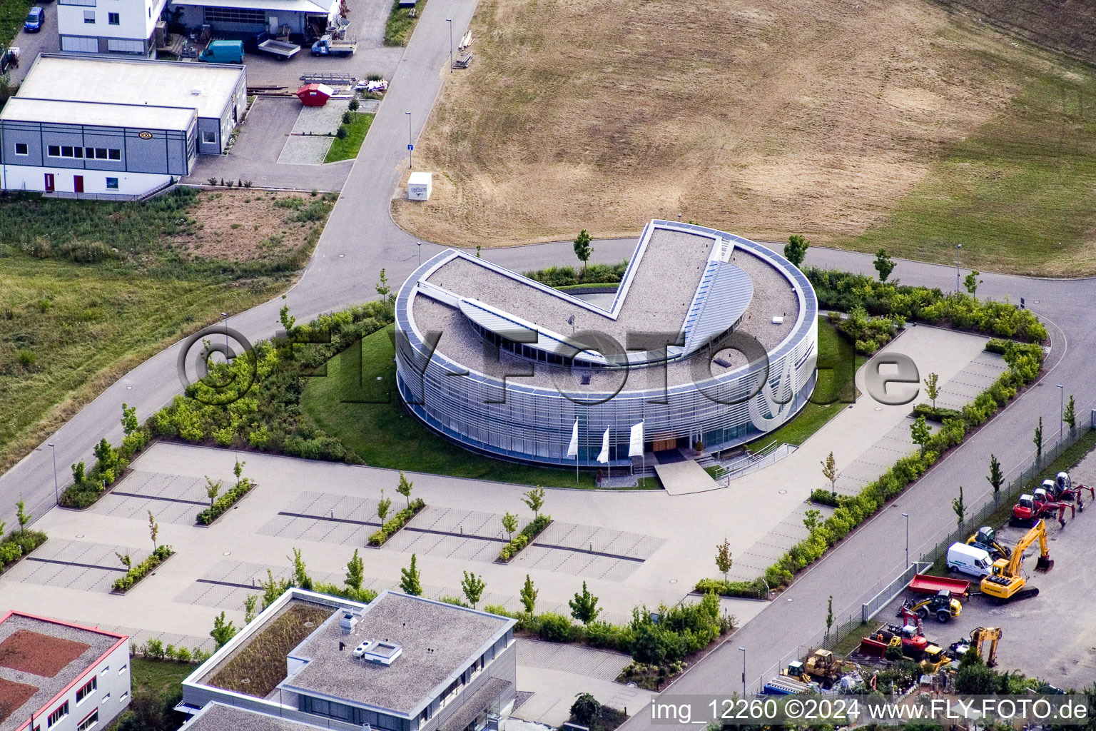 Vue aérienne de Centre de formation professionnelle rond de la compagnie d'assurance Deutsche Vermögensberatung AG à le quartier Gültstein in Herrenberg dans le département Bade-Wurtemberg, Allemagne