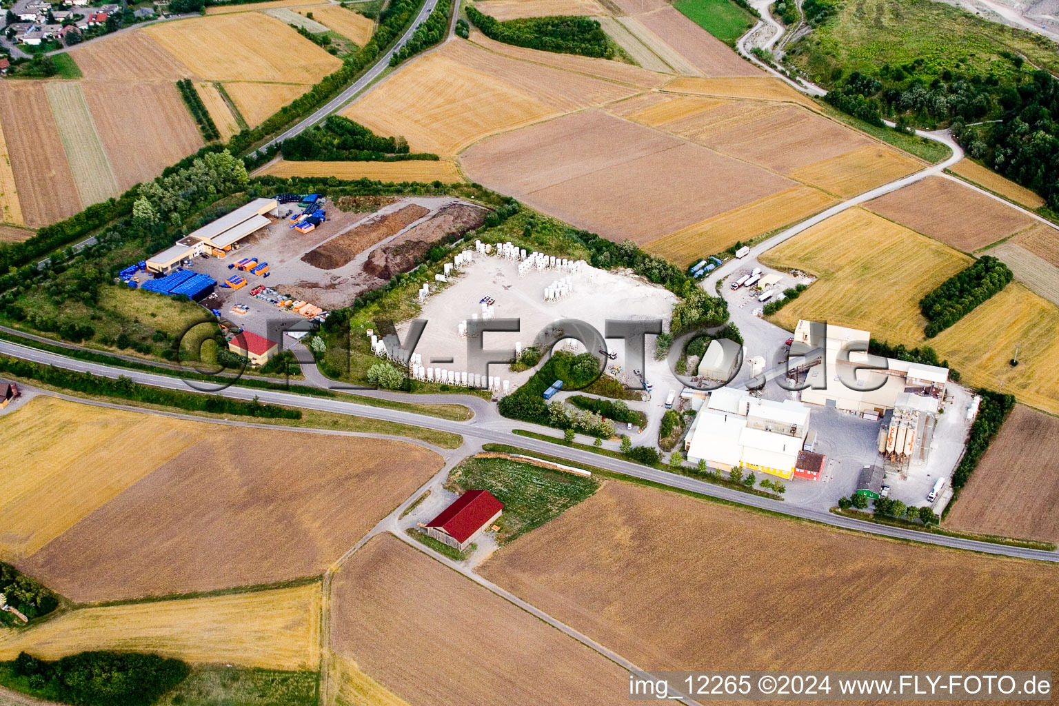 Vue aérienne de Producteur de matériaux de construction HASI Trockemörtel GmbH à le quartier Kayh in Herrenberg dans le département Bade-Wurtemberg, Allemagne