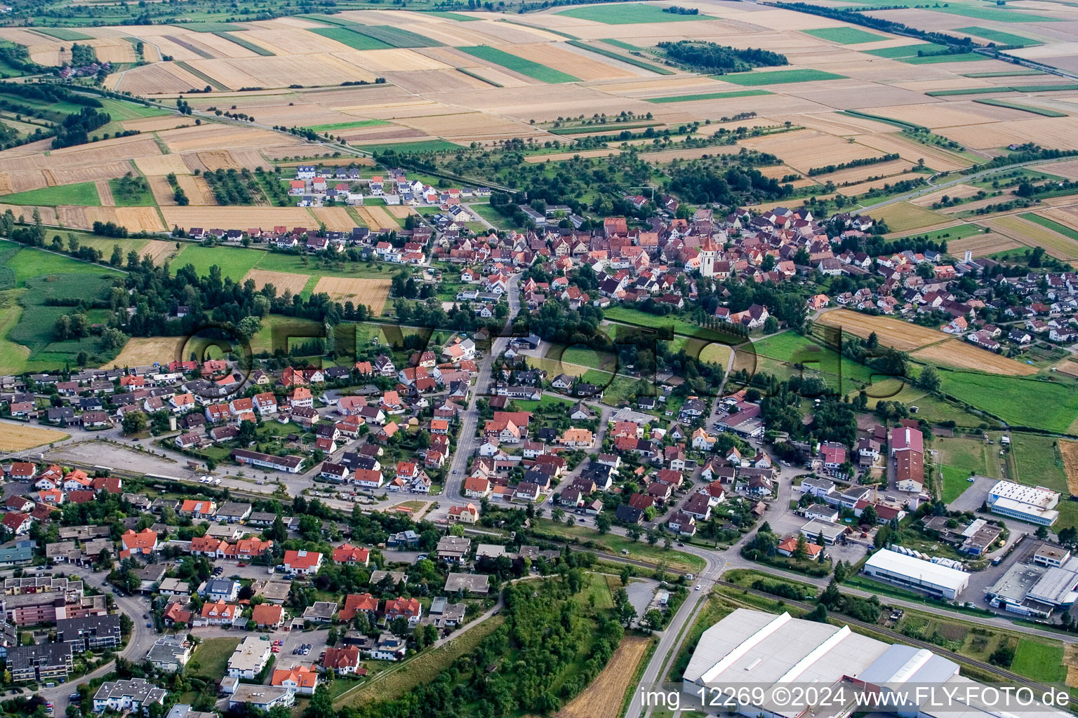 Vue aérienne de Vue des rues et des maisons des quartiers résidentiels à le quartier Mönchberg in Herrenberg dans le département Bade-Wurtemberg, Allemagne