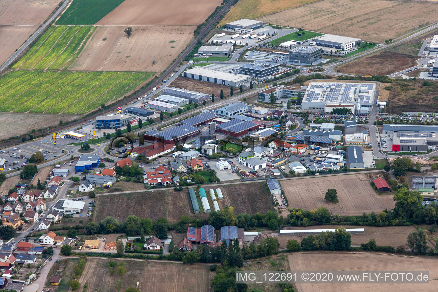 Vue aérienne de Zone industrielle et commerciale nord avec ITK Engineering GmbH, DBK David + Baader, Transac et Fischer Fahrradmarke à Rülzheim dans le département Rhénanie-Palatinat, Allemagne