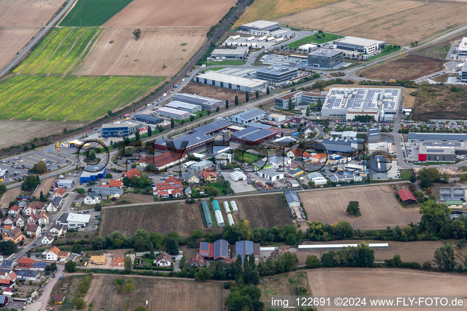 Vue aérienne de Zone industrielle et commerciale nord avec ITK Engineering GmbH, DBK David + Baader, Transac et Fischer Fahrradmarke à Rülzheim dans le département Rhénanie-Palatinat, Allemagne