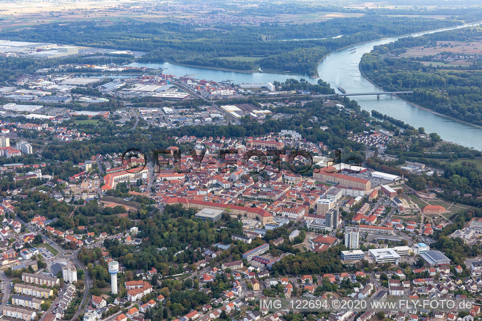 Germersheim dans le département Rhénanie-Palatinat, Allemagne vu d'un drone