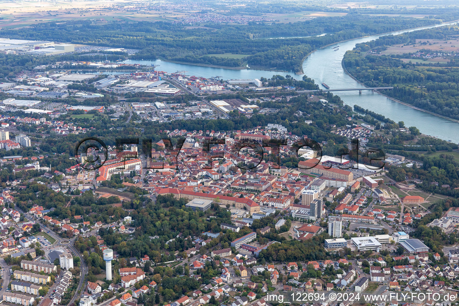 Germersheim dans le département Rhénanie-Palatinat, Allemagne vu d'un drone