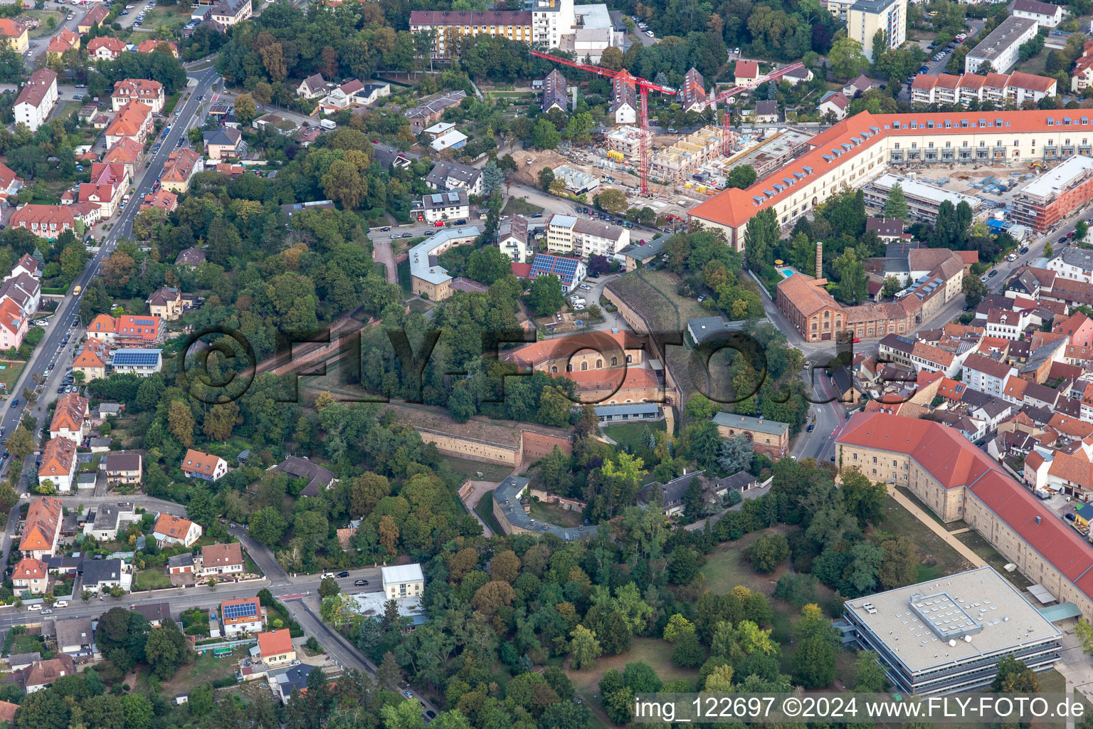 Vue aérienne de Fortification historique de Fronte Becker avec école de musique et académie municipale à Germersheim dans le département Rhénanie-Palatinat, Allemagne