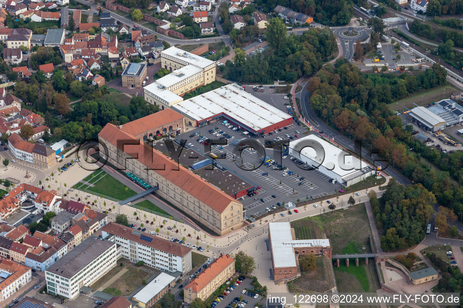 Vue aérienne de Caserne municipale FMZ avec école professionnelle sur la Paradeplatz à Germersheim dans le département Rhénanie-Palatinat, Allemagne