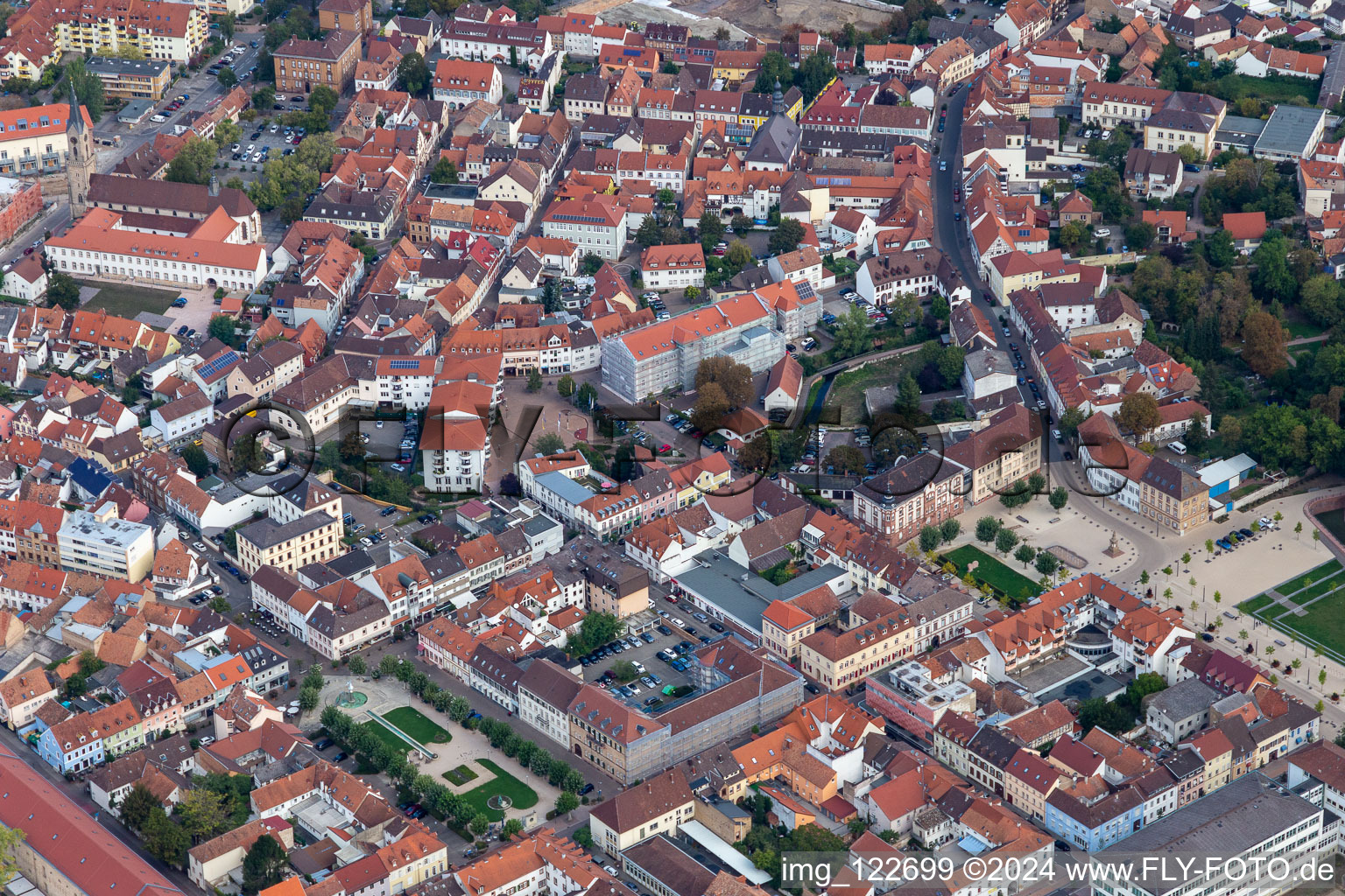 Vue aérienne de Administration du district entre la Luitpoldplatz et la Nardiniplatz à Germersheim dans le département Rhénanie-Palatinat, Allemagne