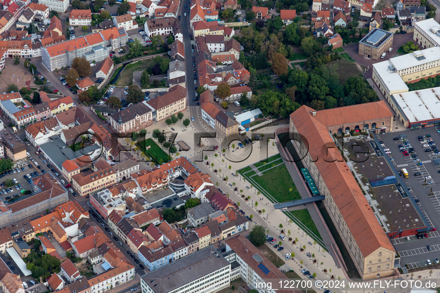 Vue aérienne de FMZ Stadkaserne avec école professionnelle sur la Paradeplatz à Germersheim dans le département Rhénanie-Palatinat, Allemagne