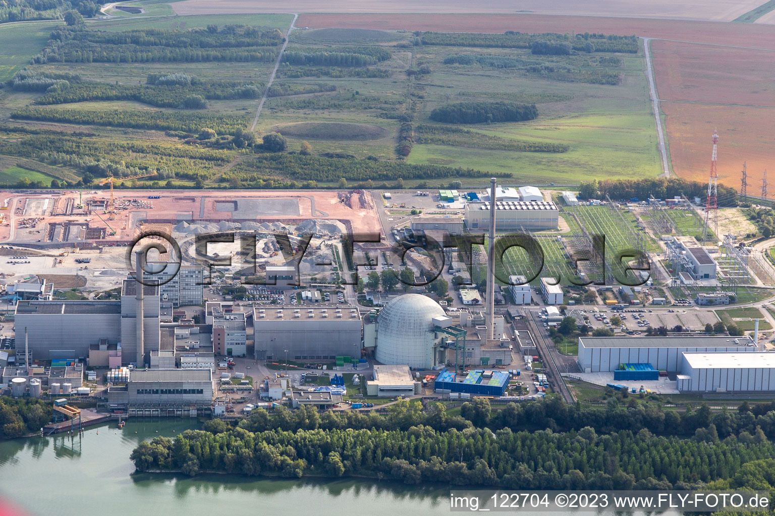 Vue aérienne de Centrale nucléaire d'ENBW en démantèlement avec chantier de construction du convertisseur de courant continu à Philippsburg dans le département Bade-Wurtemberg, Allemagne