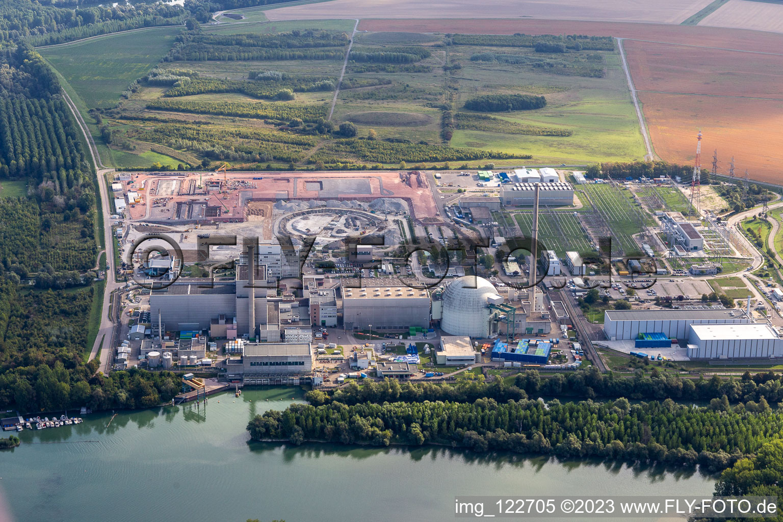 Vue aérienne de Centrale nucléaire d'ENBW en démantèlement avec chantier de construction du convertisseur de courant continu à Philippsburg dans le département Bade-Wurtemberg, Allemagne