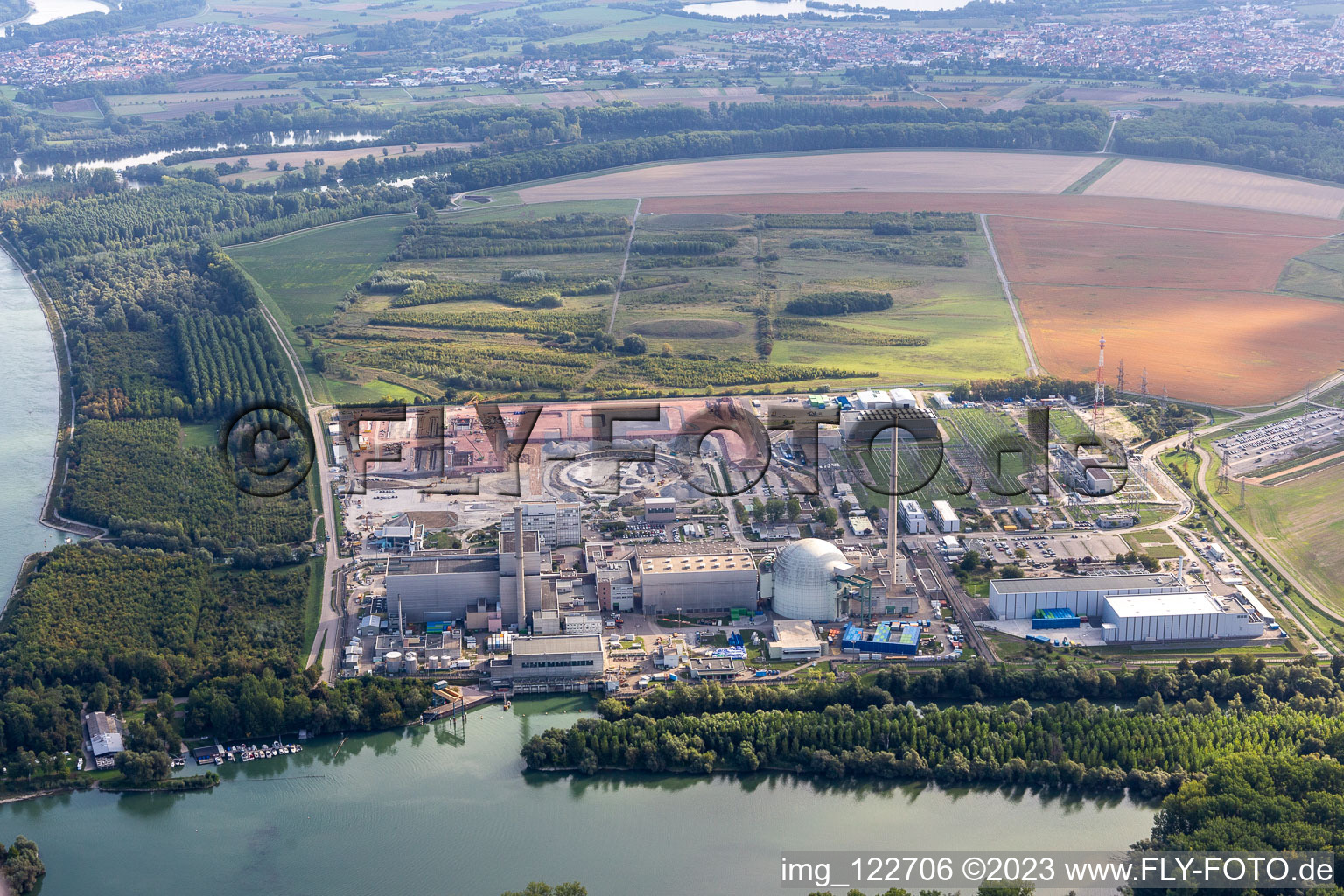 Photographie aérienne de Centrale nucléaire d'ENBW en démantèlement avec chantier de construction du convertisseur de courant continu à Philippsburg dans le département Bade-Wurtemberg, Allemagne