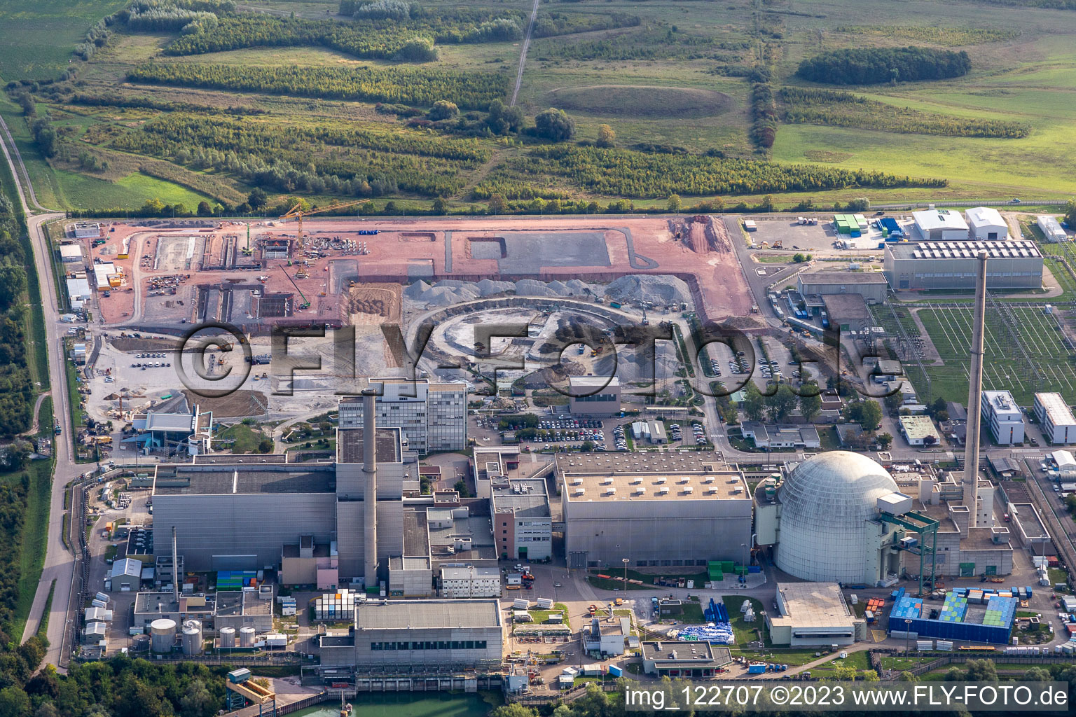 Vue oblique de Centrale nucléaire d'ENBW en démantèlement avec chantier de construction du convertisseur de courant continu à Philippsburg dans le département Bade-Wurtemberg, Allemagne