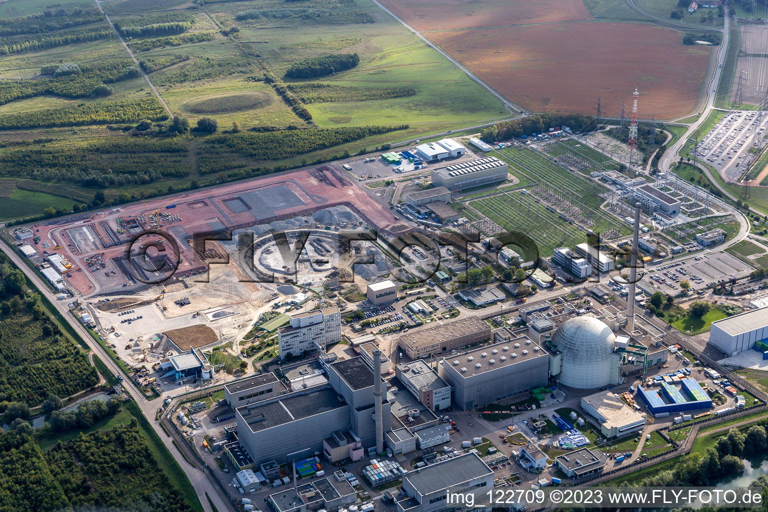 Centrale nucléaire d'ENBW en démantèlement avec chantier de construction du convertisseur de courant continu à Philippsburg dans le département Bade-Wurtemberg, Allemagne d'en haut
