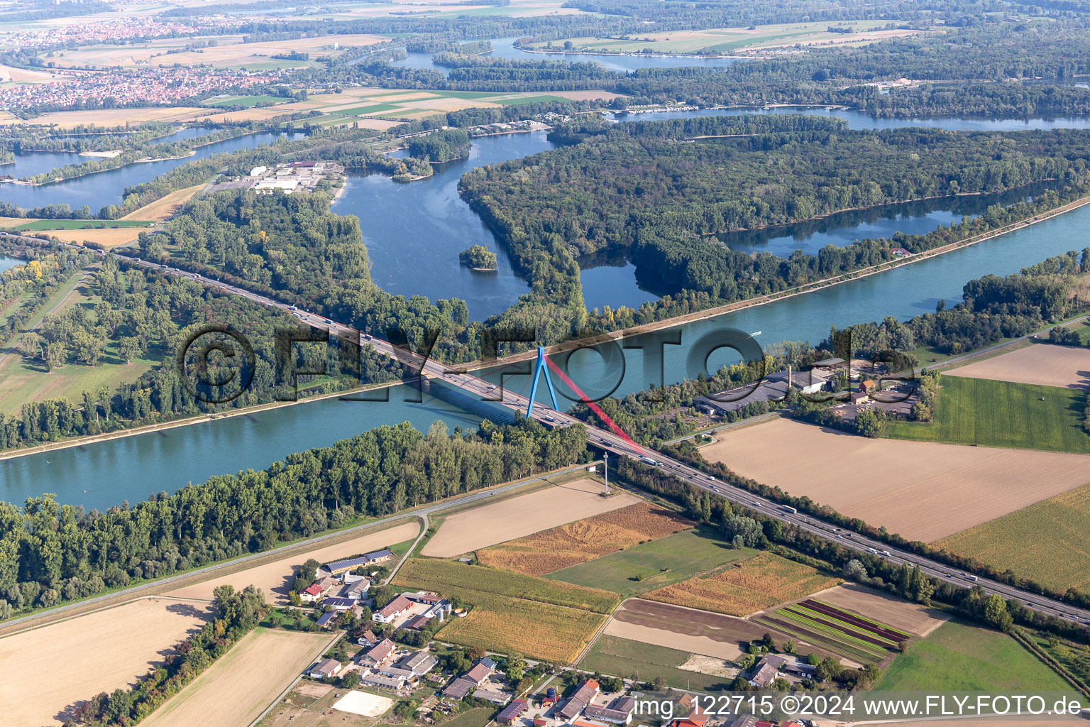 Vue aérienne de Pont sur l'A61 sur le Rhin à Altlußheim dans le département Bade-Wurtemberg, Allemagne