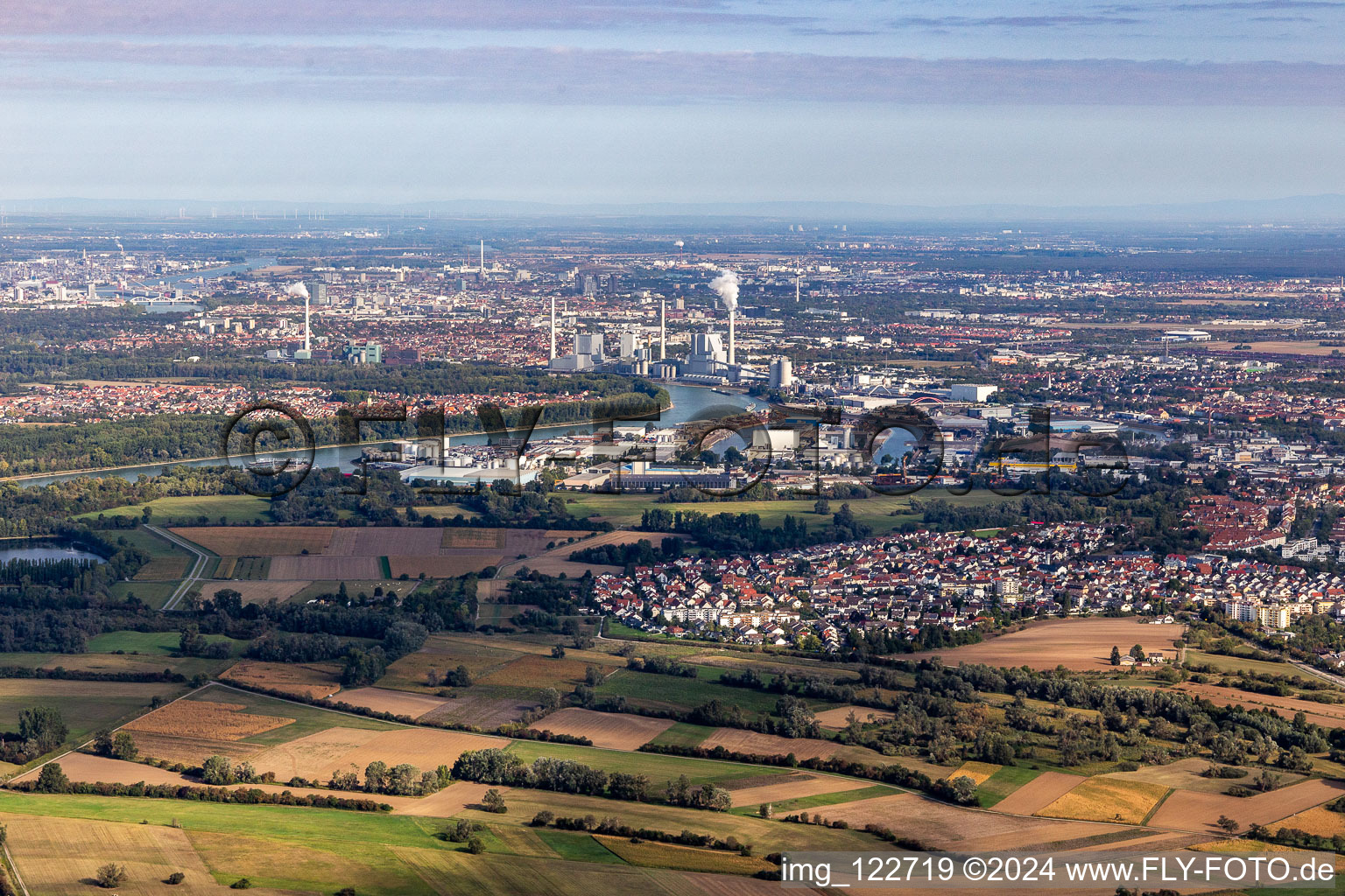 Vue aérienne de Port de Rheinau vu du sud à le quartier Rheinau in Mannheim dans le département Bade-Wurtemberg, Allemagne