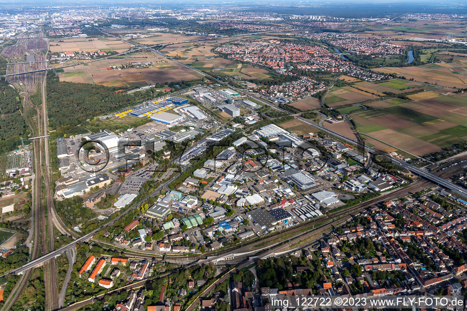 Vue aérienne de Zone industrielle et commerciale en Friedrichsfeld à le quartier Friedrichsfeld in Mannheim dans le département Bade-Wurtemberg, Allemagne