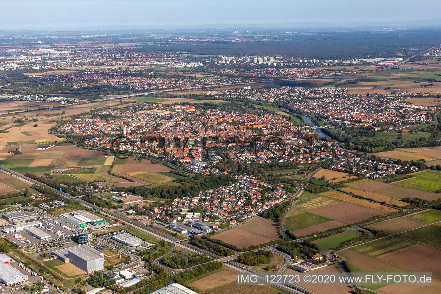 Vue aérienne de Centre ville Seckenheim au bord de la rivière Neckar à le quartier Seckenheim in Mannheim dans le département Bade-Wurtemberg, Allemagne