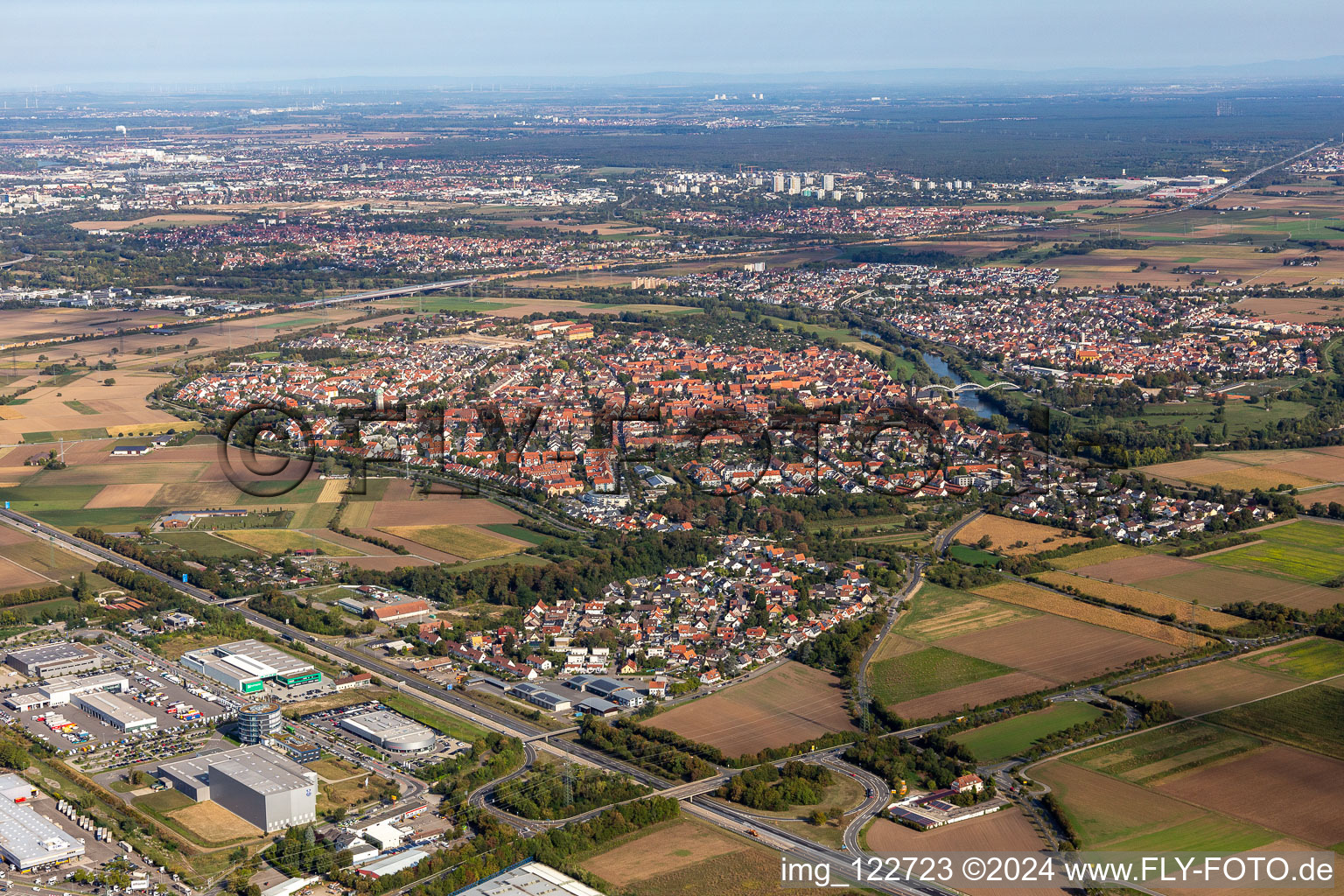 Vue aérienne de Centre ville Seckenheim au bord de la rivière Neckar à le quartier Seckenheim in Mannheim dans le département Bade-Wurtemberg, Allemagne