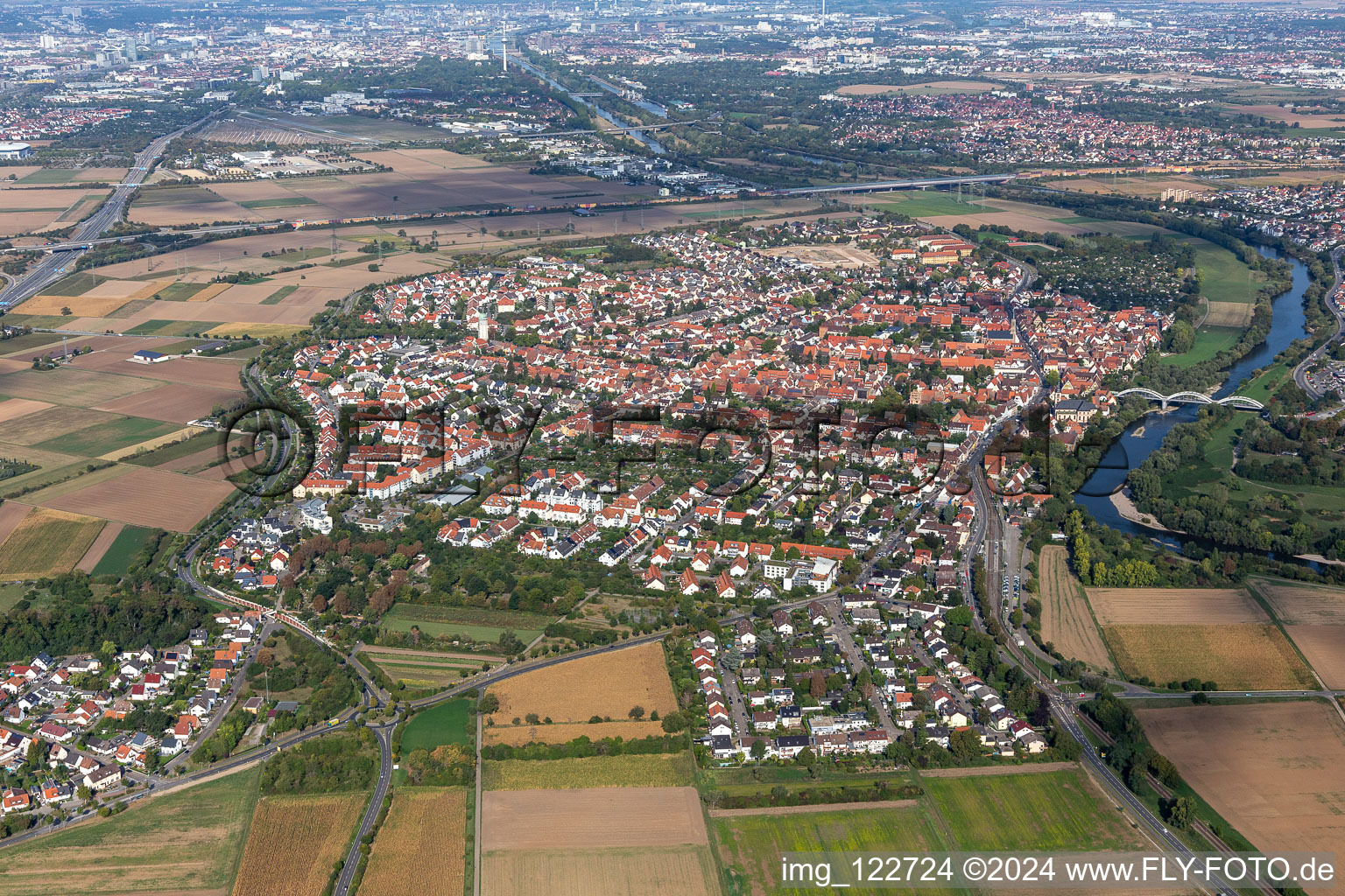 Vue aérienne de Centre ville Seckenheim au bord de la rivière Neckar à le quartier Seckenheim in Mannheim dans le département Bade-Wurtemberg, Allemagne