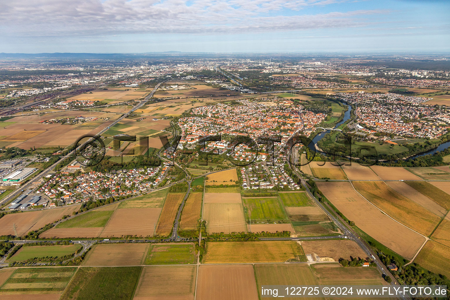 Photographie aérienne de Centre ville Seckenheim au bord de la rivière Neckar à le quartier Seckenheim in Mannheim dans le département Bade-Wurtemberg, Allemagne