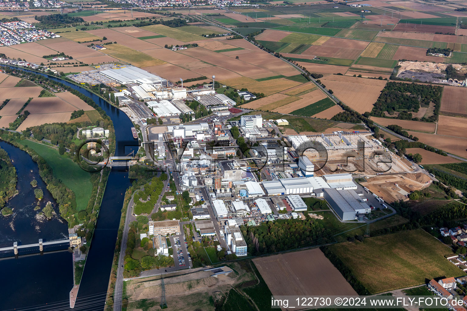 Vue aérienne de Zone industrielle avec Saint-Gobain Isover G+H, ICL Allemagne BK Giulini à Ladenburg dans le département Bade-Wurtemberg, Allemagne