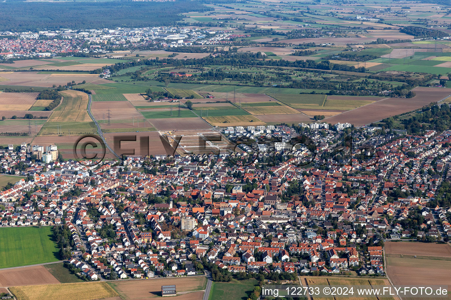 Vue aérienne de Vue des rues et des maisons des quartiers résidentiels à Heddesheim dans le département Bade-Wurtemberg, Allemagne