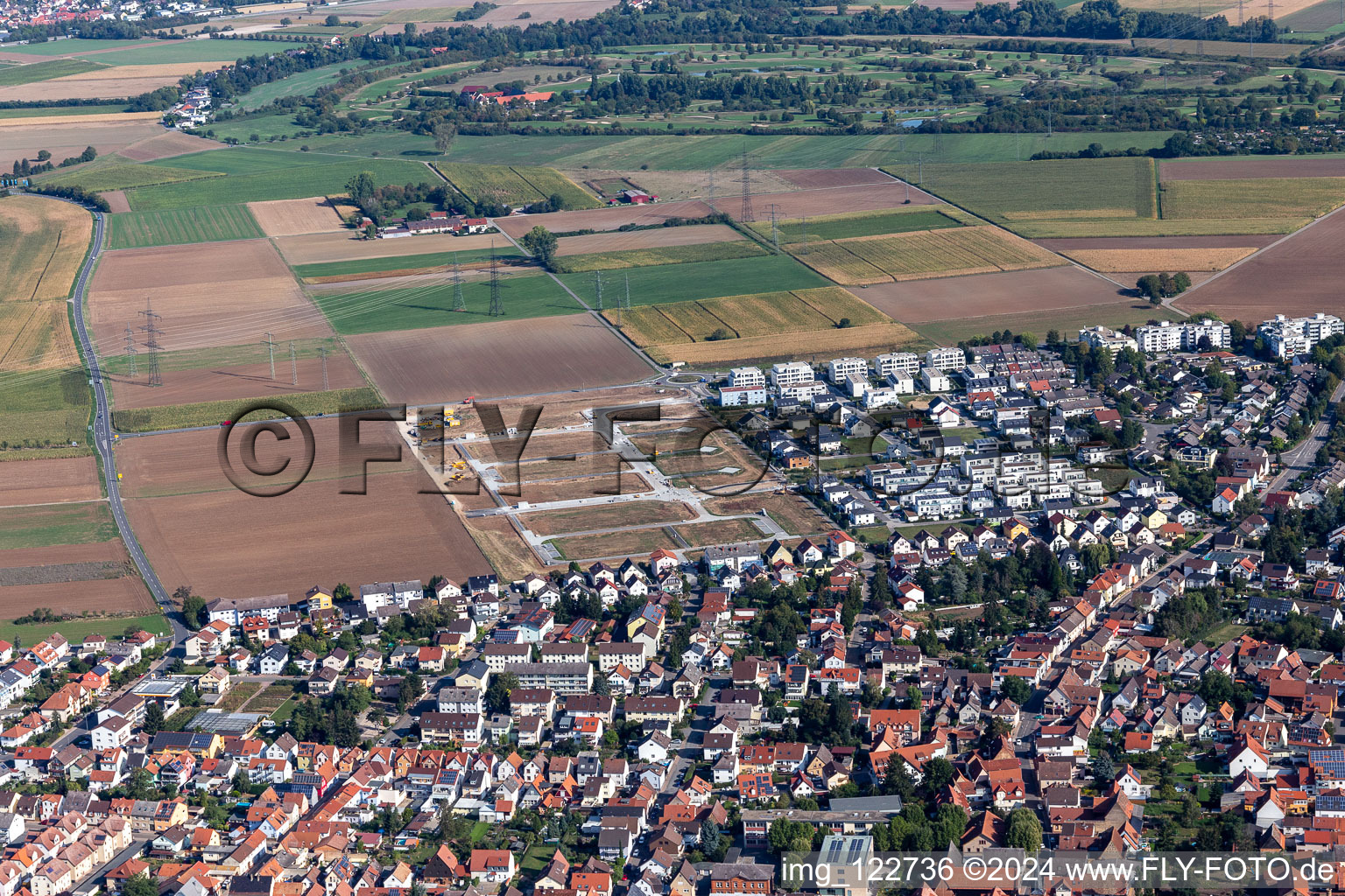 Vue aérienne de Nouvelle zone d'aménagement "Au milieu du terrain à Ladenburg dans le département Bade-Wurtemberg, Allemagne