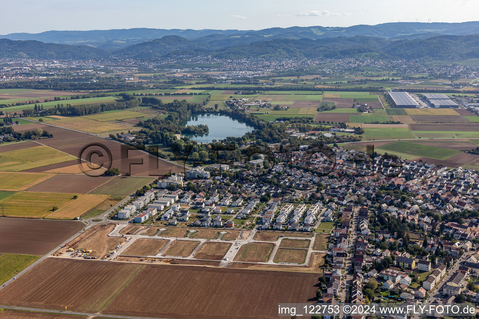 Nouvelle zone d'aménagement "Au milieu du rocher à Heddesheim dans le département Bade-Wurtemberg, Allemagne d'en haut