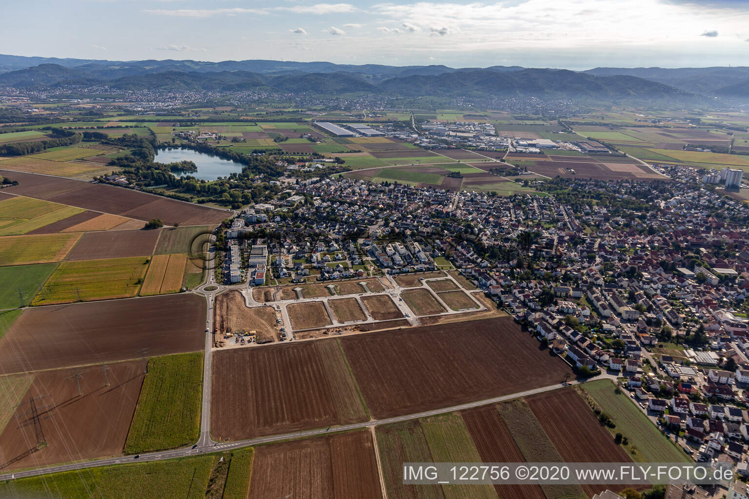 Nouvelle zone d'aménagement "Au milieu du rocher à Heddesheim dans le département Bade-Wurtemberg, Allemagne hors des airs