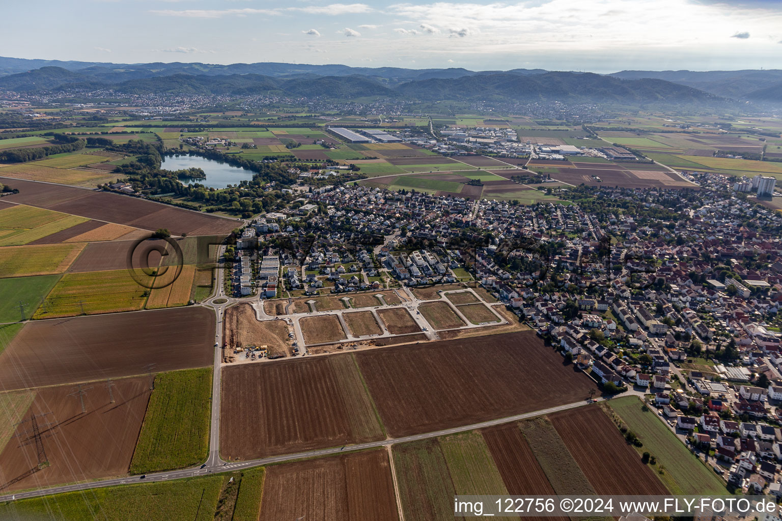 Nouvelle zone d'aménagement "Au milieu du rocher à Heddesheim dans le département Bade-Wurtemberg, Allemagne hors des airs