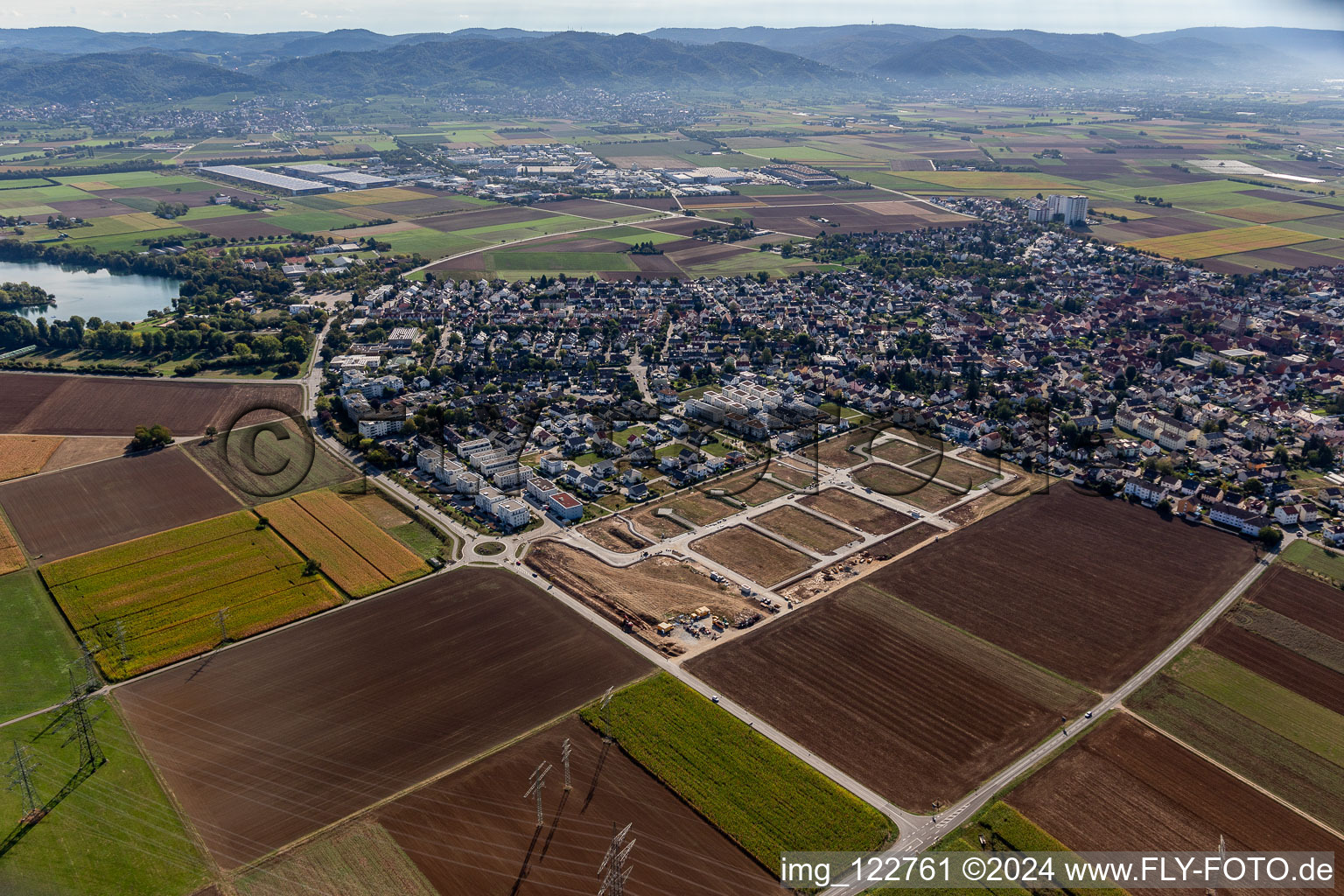 Nouvelle zone d'aménagement "Au milieu du terrain à Heddesheim dans le département Bade-Wurtemberg, Allemagne d'en haut