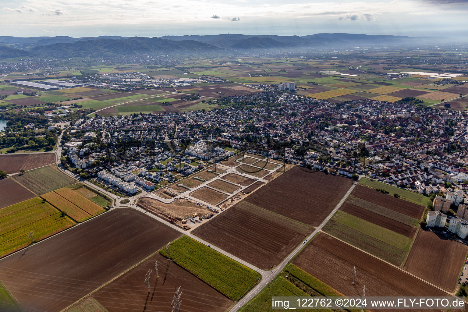 Vue aérienne de Devant les pentes des montagnes de l'Odenwald dans le paysage de la vallée de la plaine du Rhin à Heddesheim dans le département Bade-Wurtemberg, Allemagne