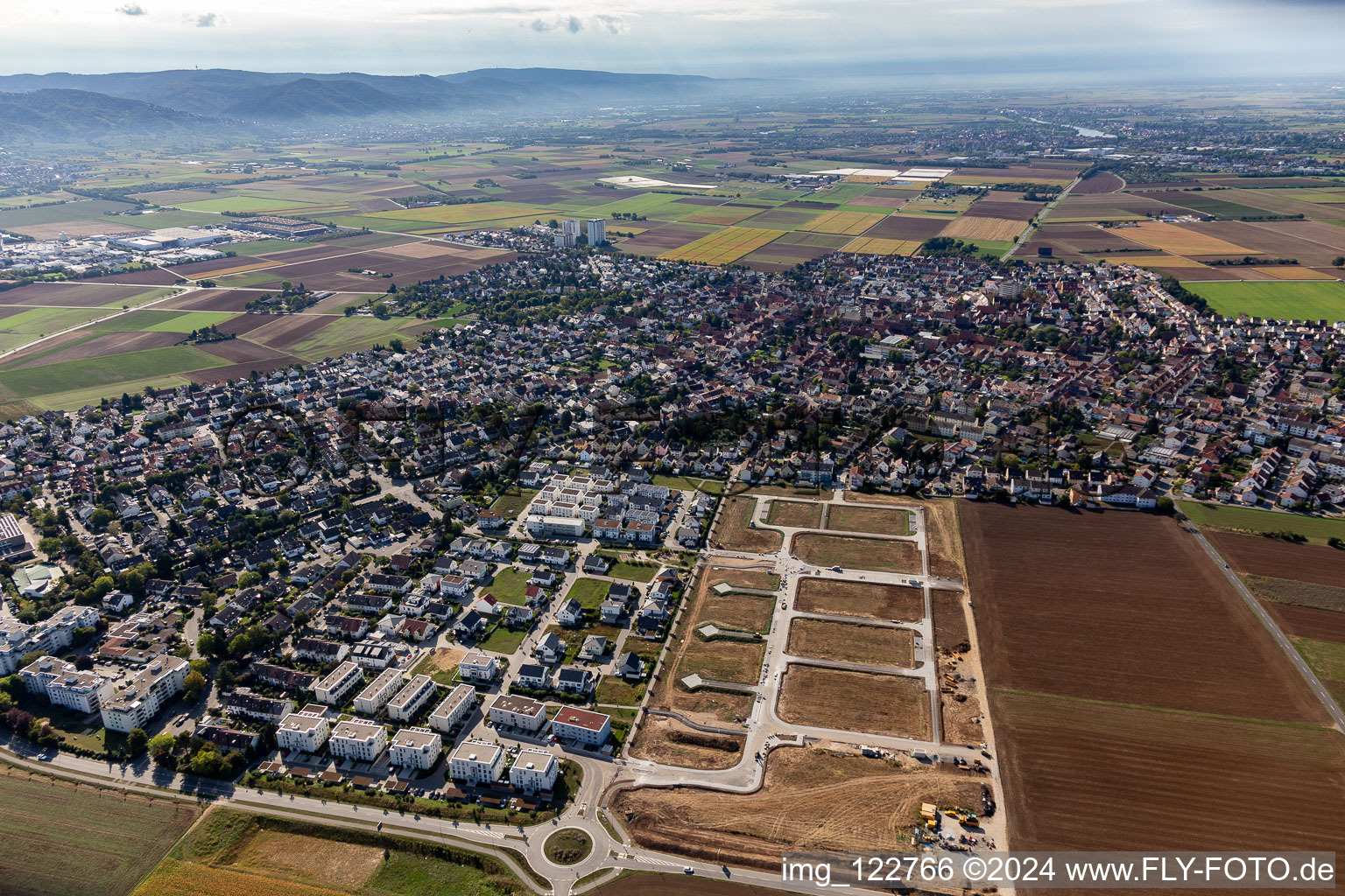 Nouvelle zone d'aménagement "Au milieu du terrain à Heddesheim dans le département Bade-Wurtemberg, Allemagne hors des airs