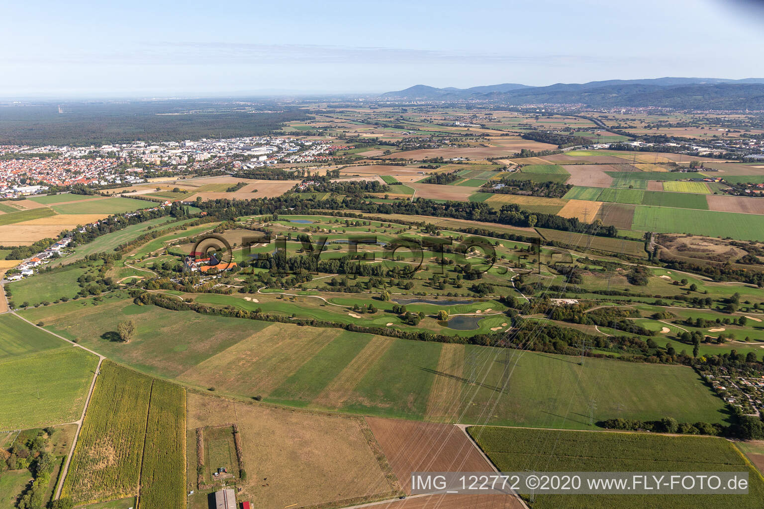 Vue aérienne de Superficie du parcours de golf Heddesheim Gut Neuzenhof à Viernheim à Heddesheim dans le département Bade-Wurtemberg, Allemagne