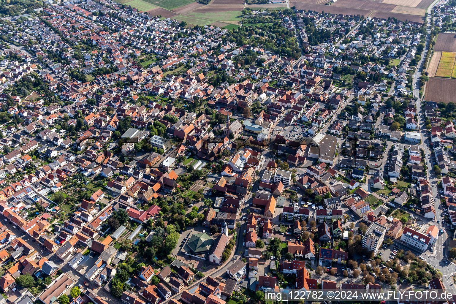 Vue aérienne de Vue sur la ville du centre-ville avec Saint-Remi - Nouvelle église à Heddesheim dans le département Bade-Wurtemberg, Allemagne