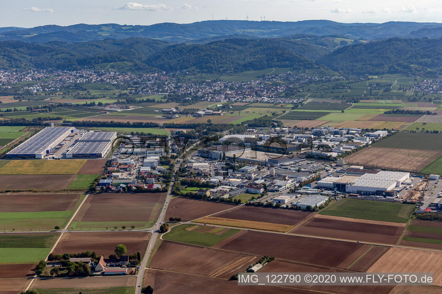 Vue aérienne de Zone commerciale et implantation d'entreprises sur l'A5 à Heddesheim dans le département Bade-Wurtemberg, Allemagne