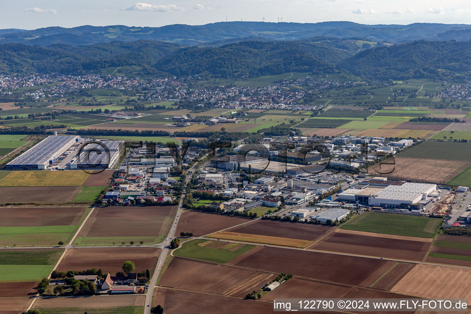 Vue aérienne de Zone commerciale et implantation d'entreprises sur l'A5 à Heddesheim dans le département Bade-Wurtemberg, Allemagne