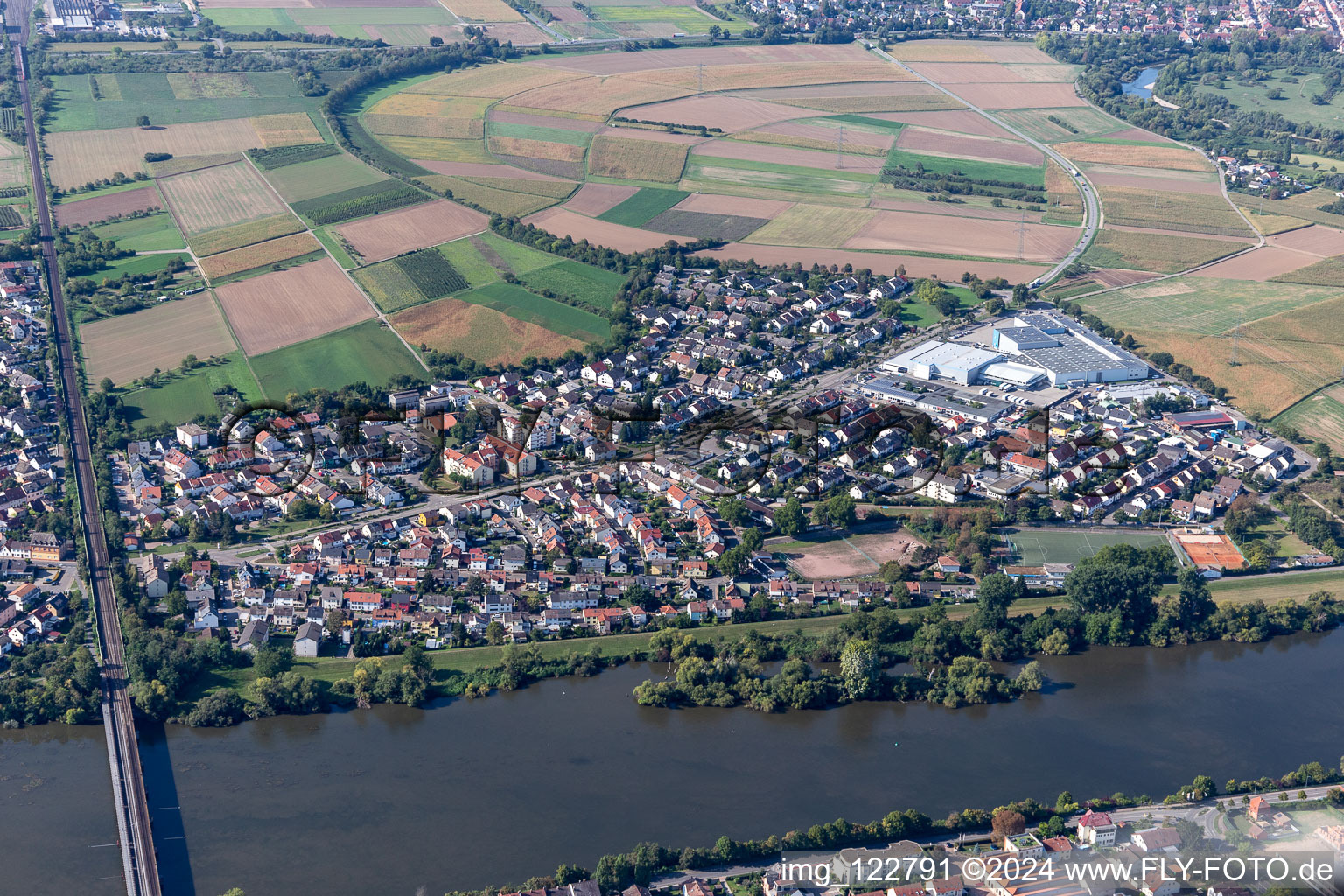 Vue aérienne de Locaux d'usine de la coopérative de boulangerie et de confiserie BÄKO Süd-West eG à le quartier Neckarhausen in Edingen-Neckarhausen dans le département Bade-Wurtemberg, Allemagne